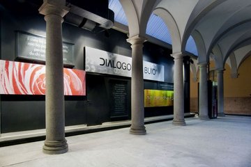 Photo of the entrance to the Dialogue in the Dark Milan, in the arcades of l'Istituto dei Ciechi di Milano.