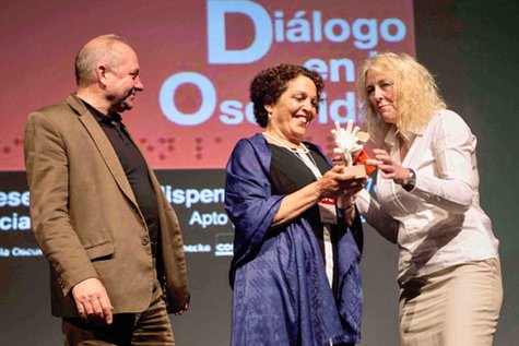 Foto der ECSITE Mariano Gago Sustainable Success Award Zeremonie, bei der Orna Cohen und Andreas Heinecke den Preis überreicht bekommen.