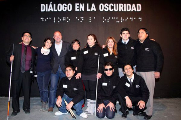 Bild der Guides der Dialog im Dunkeln-Ausstellung Mexiko mit DSE-Gründer Andreas Heinecke und José Macías, Master-Trainer von DSE und Geschäftsführer von DiD Mexiko