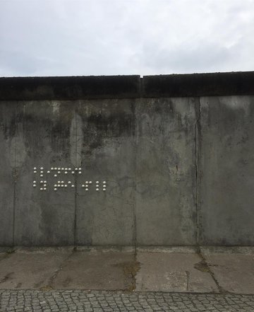 Photo of a braille graffiti on the Berlin wall.
