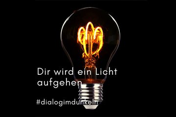 Foto einer Glühbirne vor schwarzem Hintergrund und daneben der Schriftzug: "Dir wird ein Licht aufgehen! #dialogimdunkeln" 