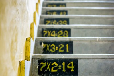 Foto einer Treppe, bei der das Einmaleins mit sieben auf die Stufen geschrieben ist.