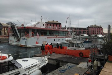Photo of the barge leaving the harbour of Genova