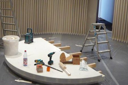 Foto des Aufbaus einer Dialog im Stillen-Ausstellung: Der Tisch für den "Tanz der Hände" wird vorbereitet