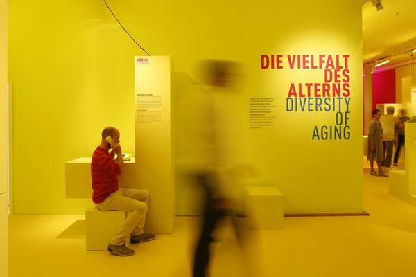 Foto des Gelben Raumes in der Ausstellung Dialog mit der Zeit mit dem Titel "Vielfalt des Alterns"